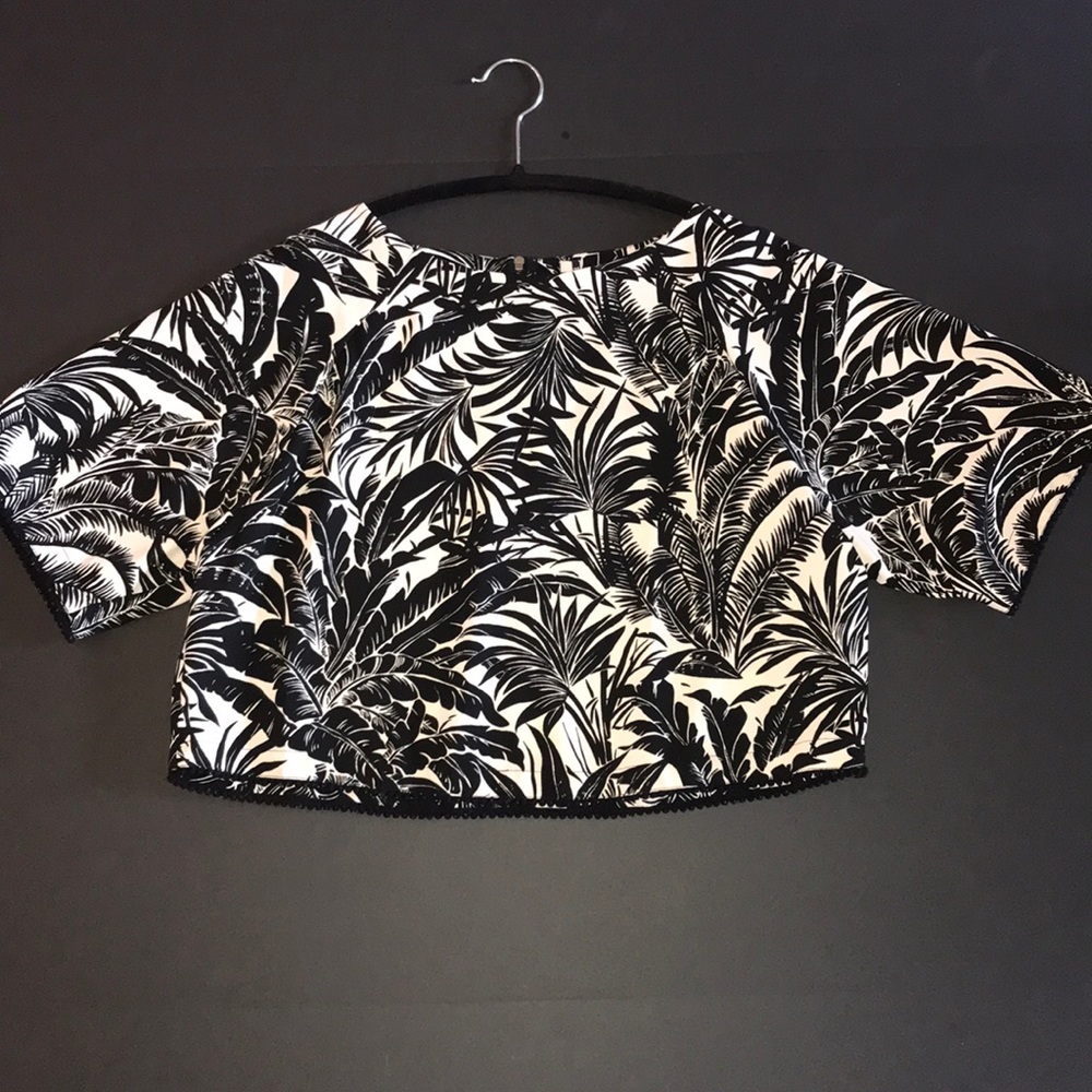 NWOT TOPSHOP floral crop top with zip closure - Picture 2 of 3
